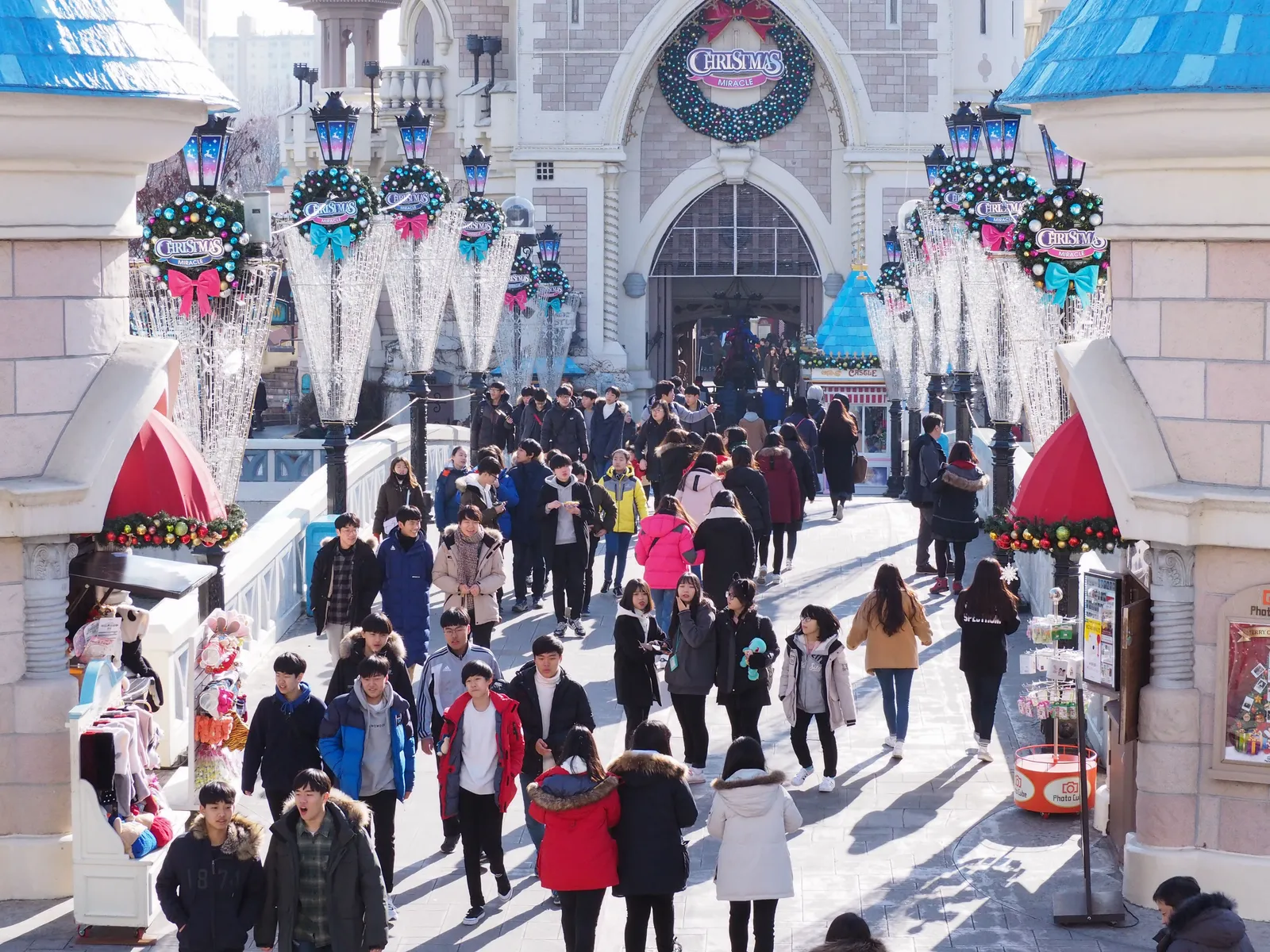 Families walking towards the entrance of a theme park in South Korea